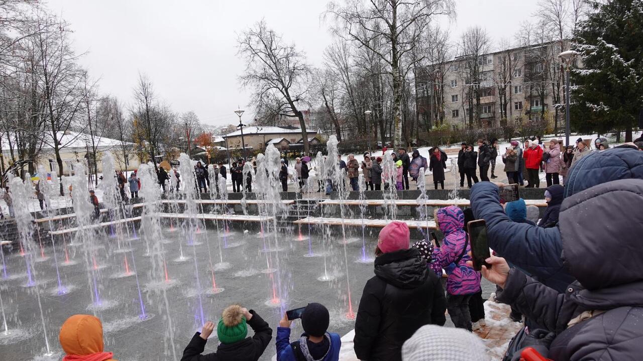 В Гатчине открылся сквер «Юность» с фонтаном!